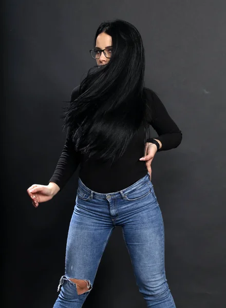 黒髪の魅力的なヨーロッパの女の子と孤立した背景にスタジオでポーズを眼鏡 スタイル トレンド ファッションコンセプト — ストック写真