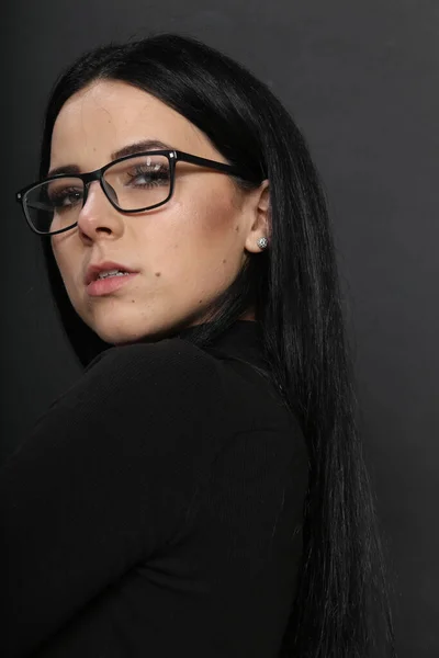 スタジオでポーズをとったり 孤立した背景で葉巻を吸っている黒い髪と眼鏡を持つ魅力的なヨーロッパの女の子 スタイル トレンド 喫煙コンセプト — ストック写真