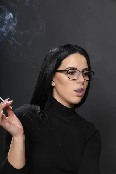 Привлекательная Европейская Девушка Черными Волосами Очками Позирует Студии Курит Сигару — стоковое фото
