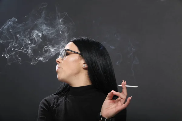 Menina Europeia Atraente Com Cabelo Preto Óculos Posando Estúdio Fumar — Fotografia de Stock