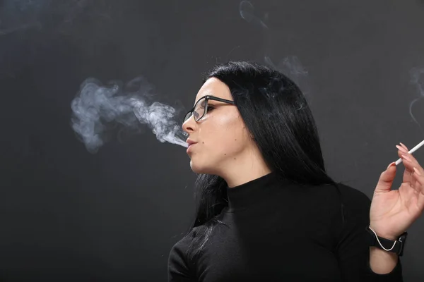 Menina Europeia Atraente Com Cabelo Preto Óculos Posando Estúdio Fumar — Fotografia de Stock