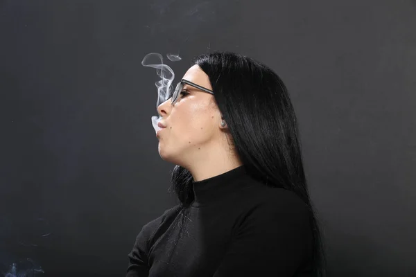 Atrakcyjna Europejka Czarnymi Włosami Okularami Pozująca Studio Paląca Cygaro Odosobnionym — Zdjęcie stockowe