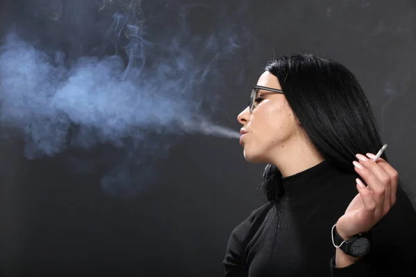 Menina Europeia Atraente Com Cabelo Preto Óculos Posando Estúdio Fumar — Fotografia de Stock