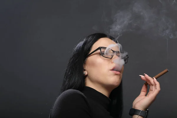 Attractive European Girl Black Hair Glasses Posing Studio Smoking Cigar — Stock Photo, Image