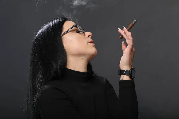 Menina Europeia Atraente Com Cabelo Preto Óculos Posando Estúdio Fumar — Fotografia de Stock