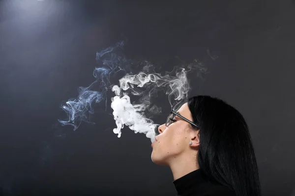 Atractiva Chica Europea Con Pelo Negro Gafas Posando Estudio Fumando — Foto de Stock