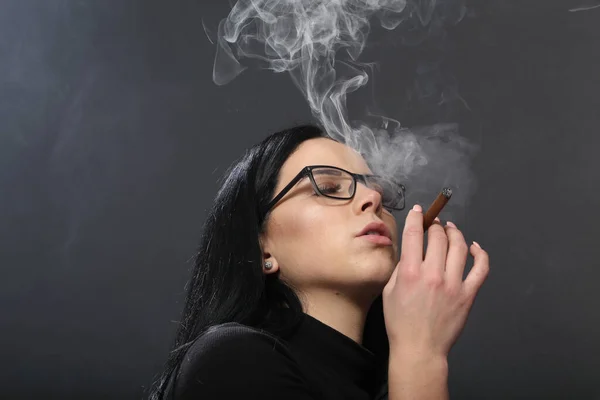 Menina Europeia Atraente Com Cabelo Preto Óculos Posando Estúdio Fumar — Fotografia de Stock