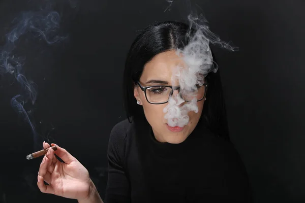 Fată Europeană Atractivă Păr Negru Ochelari Care Prezintă Studio Fumează — Fotografie, imagine de stoc