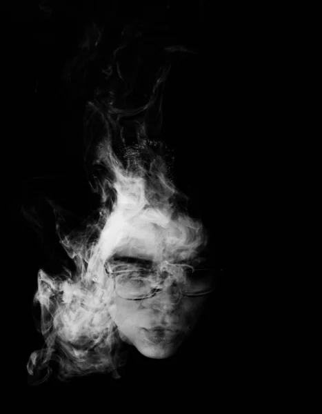 迷人的欧洲姑娘 黑头发 戴着眼镜 在工作室里摆姿势 在孤立的背景下抽一支雪茄 吸烟概念 — 图库照片