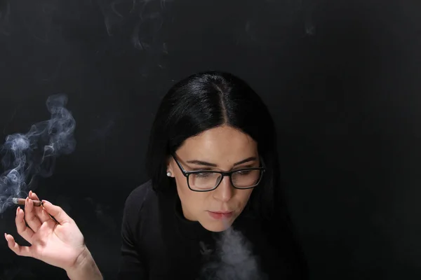 Atractiva Chica Europea Con Pelo Negro Gafas Posando Estudio Fumando — Foto de Stock