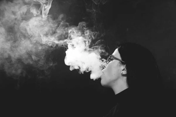 Atractiva Chica Europea Con Pelo Negro Gafas Posando Estudio Fumando —  Fotos de Stock