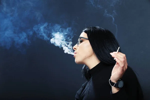 Atractiva Chica Europea Con Pelo Negro Gafas Posando Estudio Fumando — Foto de Stock