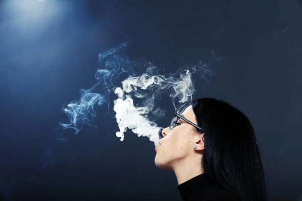 Menina Europeia Atraente Com Cabelo Preto Óculos Posando Estúdio Fumar — Fotografia de Stock