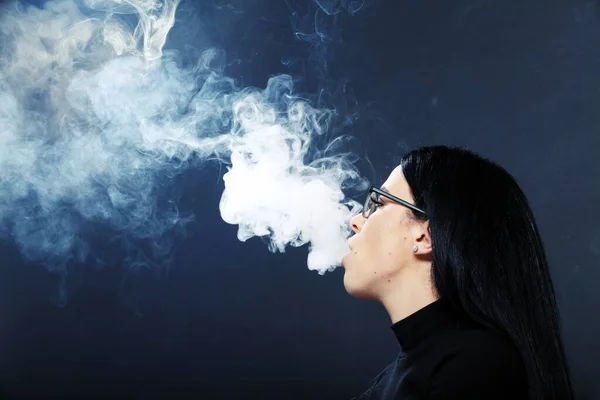 Atractiva Chica Europea Con Pelo Negro Gafas Posando Estudio Fumando — Foto de Stock