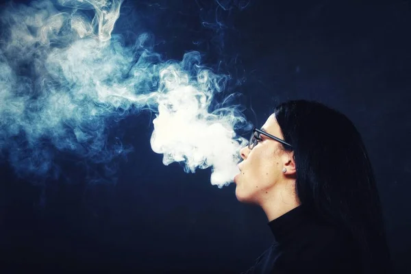 Atractiva Chica Europea Con Pelo Negro Gafas Posando Estudio Fumando — Foto de Stock