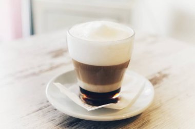 Kahve zamanı. Masada sıcak latte servis ediliyor. Yiyecek ve içecek konsepti.