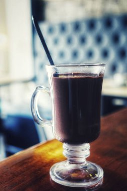 Masada servis edilen sıcak çikolata. Yiyecek ve içecek konsepti.