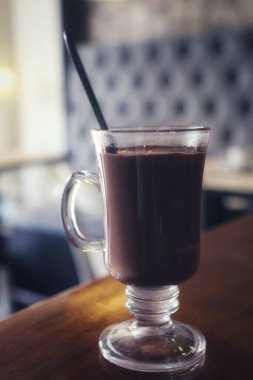 Masada servis edilen sıcak çikolata. Yiyecek ve içecek konsepti.