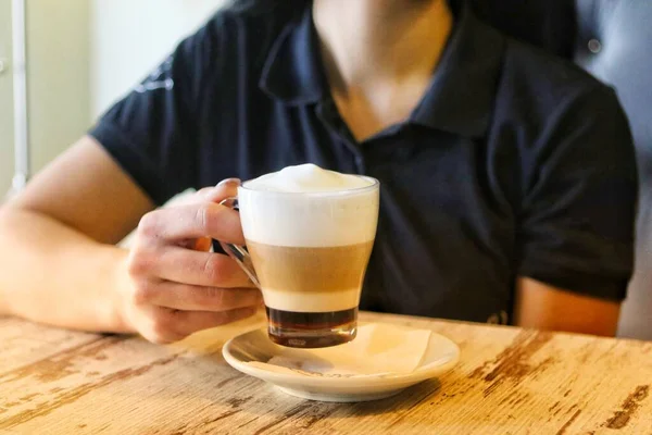 コーヒーの時間だ 女の子は熱いラテを飲んでいる 飲食の概念 — ストック写真