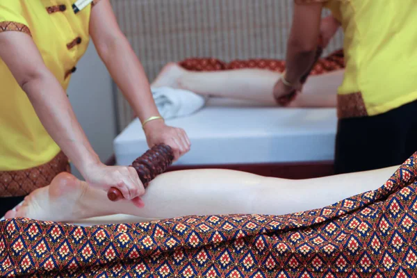 Massagem Tailandesa Relaxante Óleos Essenciais Tratamento Prazer Relaxamento Cuidado Beleza — Fotografia de Stock