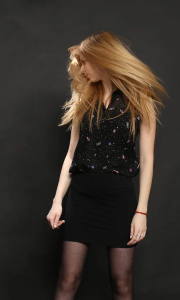 Vacker Blond Europeisk Flicka Med Blå Ögon Poserar Studio Isolerad — Stockfoto