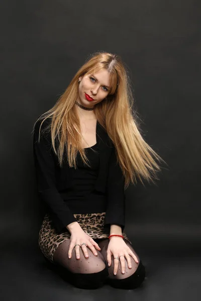 Mooi Blond Europees Meisje Met Blauwe Ogen Poserend Studio Geïsoleerde — Stockfoto