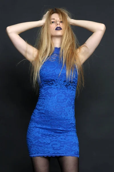 Hermosa Chica Rubia Europea Con Ojos Azules Posando Estudio Sobre —  Fotos de Stock