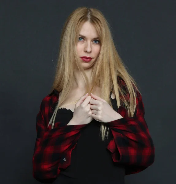 Krásná Blondýnka Evropské Dívky Modrýma Očima Pózující Studiu Izolovaném Pozadí — Stock fotografie