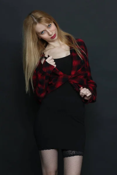 Kaunis Blondi Eurooppalainen Tyttö Sinisilmäinen Poseeraa Studiossa Eristetyllä Taustalla Tyyli — kuvapankkivalokuva