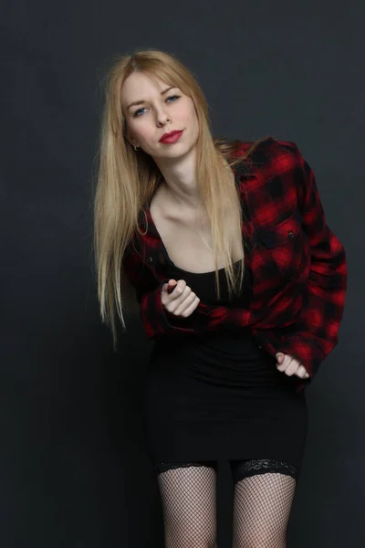 Schöne Blonde Europäische Mädchen Mit Blauen Augen Posiert Studio Auf — Stockfoto