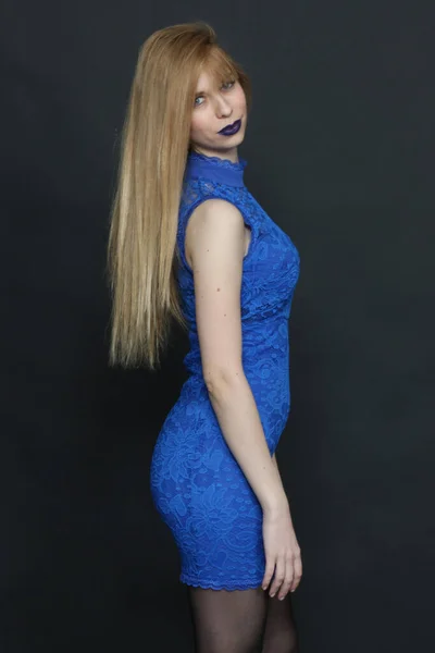 Hermosa Chica Rubia Europea Con Ojos Azules Posando Estudio Sobre —  Fotos de Stock