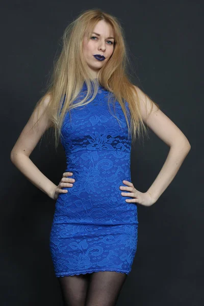 Belle Fille Blonde Européenne Aux Yeux Bleus Posant Studio Sur — Photo