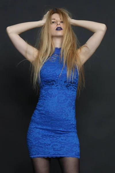 Красива Блондинка Європейська Дівчина Блакитними Очима Позує Студії Ізольованому Фоні — стокове фото