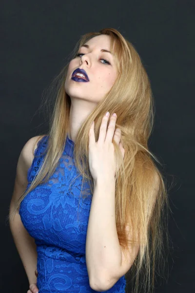 Hermosa Chica Rubia Europea Con Ojos Azules Posando Estudio Sobre — Foto de Stock