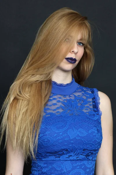 Mooi Blond Europees Meisje Met Blauwe Ogen Poserend Studio Geïsoleerde — Stockfoto