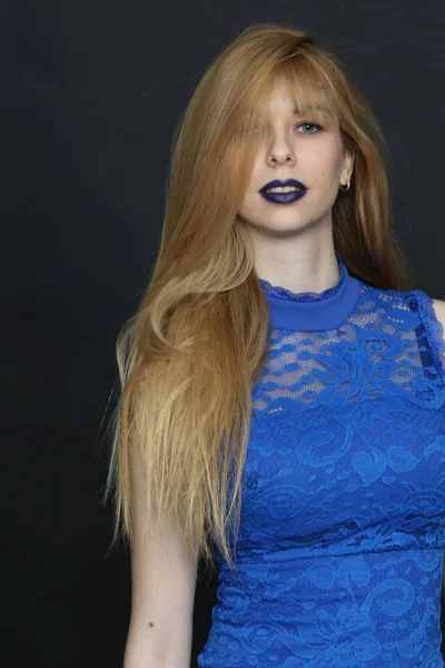 スタジオで独立した背景に青い目をした美しいブロンドのヨーロッパの女の子 スタイル トレンド モデリング ファッションコンセプト — ストック写真