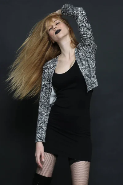 Schöne Blonde Europäische Mädchen Mit Blauen Augen Posiert Studio Auf — Stockfoto