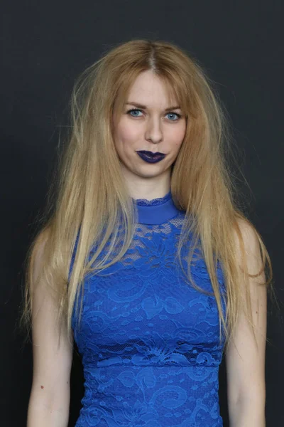 Piękna Blondynka Europejska Niebieskimi Oczami Pozująca Studio Odosobnionym Tle Styl Obraz Stockowy