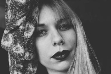 Mavi gözlü güzel sarışın kız poz veriyor. Sert ışık fotoğrafçılığı.