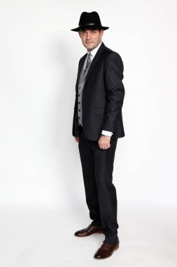 Soyutlanmış arka planda poz veren orta yaşlı yakışıklı bir gangster. Tarz, zarafet, iş, beyefendi, moda konsepti.