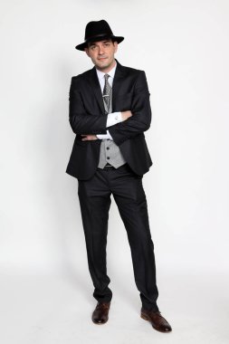 Soyutlanmış arka planda poz veren orta yaşlı yakışıklı bir gangster. Tarz, zarafet, iş, beyefendi, moda konsepti.