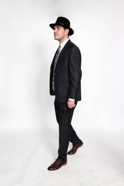 Soyutlanmış arka planda poz veren orta yaşlı yakışıklı bir gangster. Tarz, zarafet, iş, beyefendi, moda konsepti.