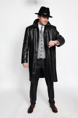 Soyutlanmış arka planda poz veren orta yaşlı yakışıklı bir gangster. Tarz, zarafet, iş, beyefendi, moda konsepti.