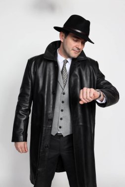 Soyutlanmış arka planda poz veren orta yaşlı yakışıklı bir gangster. Tarz, zarafet, iş, beyefendi, moda konsepti.