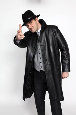 Soyutlanmış arka planda poz veren orta yaşlı yakışıklı bir gangster. Tarz, zarafet, iş, beyefendi, moda konsepti.