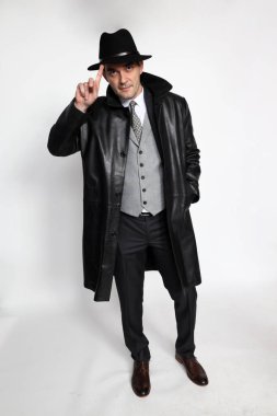Soyutlanmış arka planda poz veren orta yaşlı yakışıklı bir gangster. Tarz, zarafet, iş, beyefendi, moda konsepti.