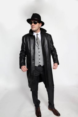 Soyutlanmış arka planda poz veren orta yaşlı yakışıklı bir gangster. Tarz, zarafet, iş, beyefendi, moda konsepti.