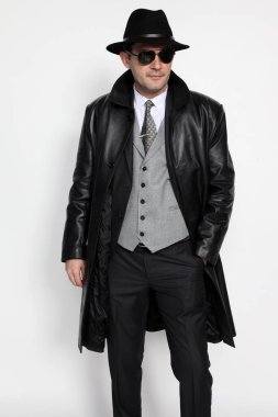 Soyutlanmış arka planda poz veren orta yaşlı yakışıklı bir gangster. Tarz, zarafet, iş, beyefendi, moda konsepti.