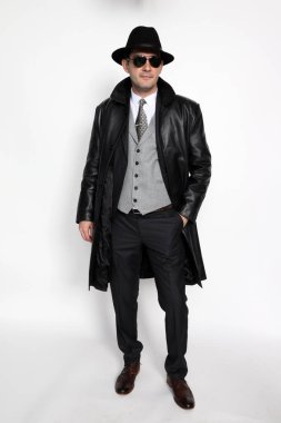 Soyutlanmış arka planda poz veren orta yaşlı yakışıklı bir gangster. Tarz, zarafet, iş, beyefendi, moda konsepti.