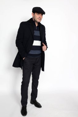 Soyutlanmış arka planda poz veren orta yaşlı yakışıklı bir gangster. Tarz, zarafet, iş, beyefendi, moda konsepti.